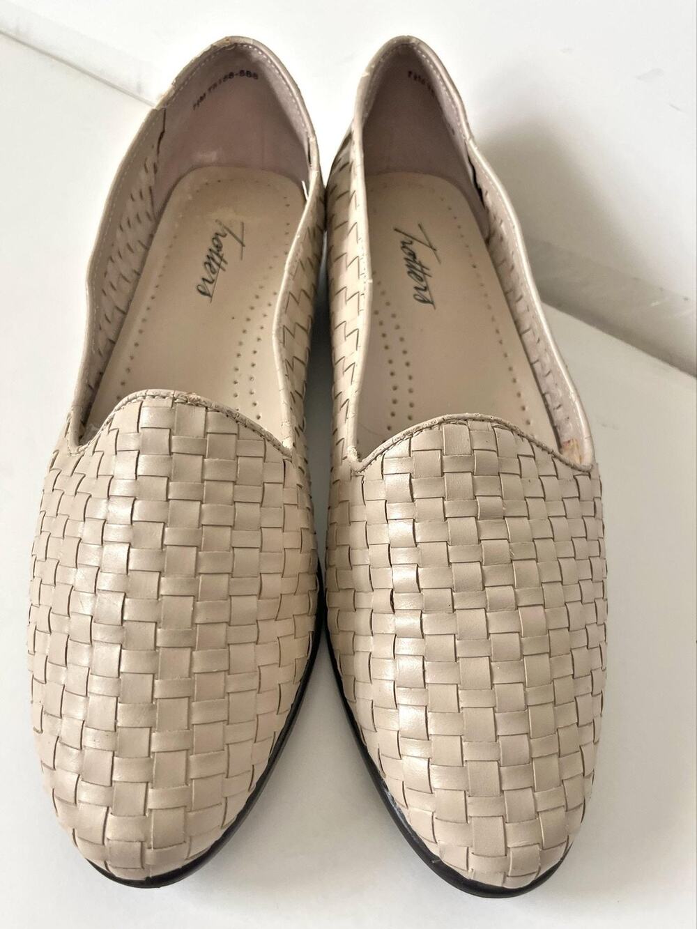 Trotters Loafers Womens Size 7.5 M Beige Leather Slip On Comfort Flats